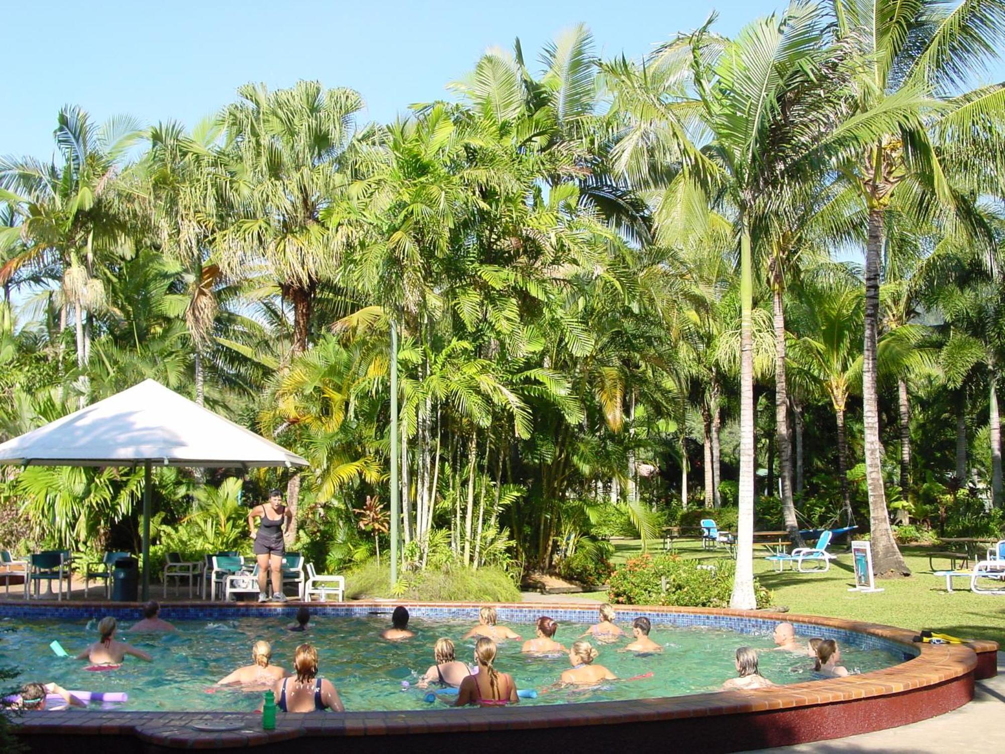 Ingenia Holidays Cairns Coconut Exteriér fotografie The pool at the resort