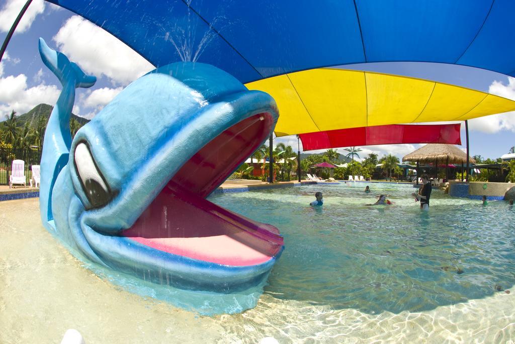 Ingenia Holidays Cairns Coconut Exteriér fotografie The whale fountain at Wet 'n' Wild