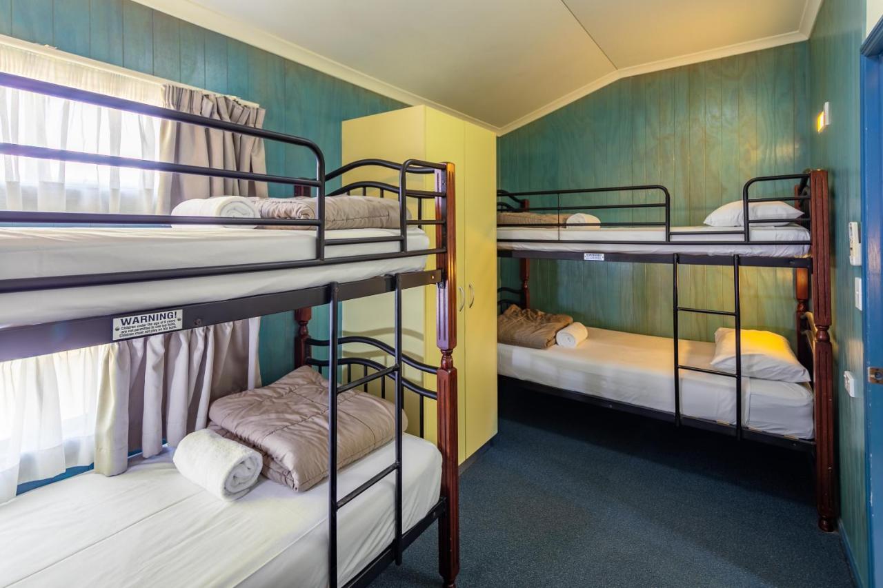 Ingenia Holidays Cairns Coconut Exteriér fotografie A typical room at a backpacker hostel in Australia