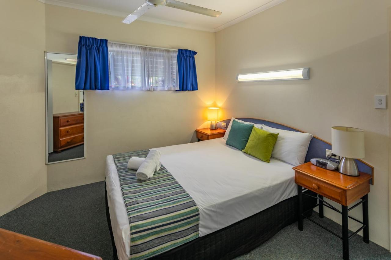 Ingenia Holidays Cairns Coconut Exteriér fotografie A bedroom at the motel