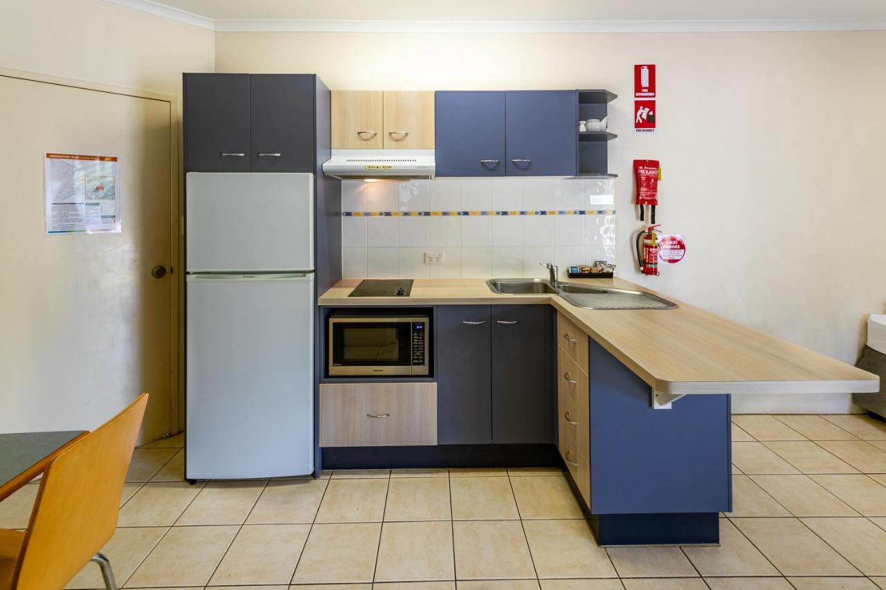 Ingenia Holidays Cairns Coconut Exteriér fotografie A typical kitchen in a student apartment