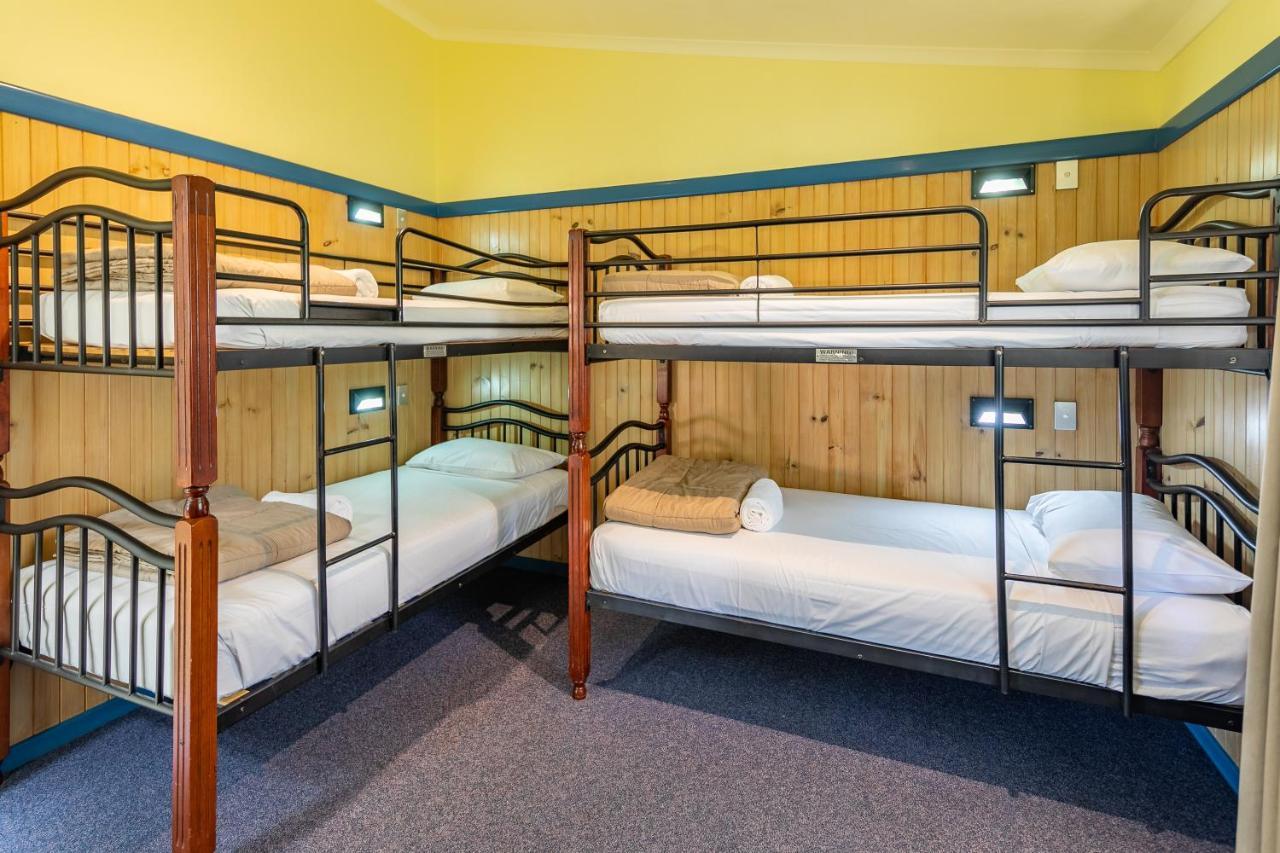 Ingenia Holidays Cairns Coconut Exteriér fotografie A typical room at a backpackers' hostel in Australia